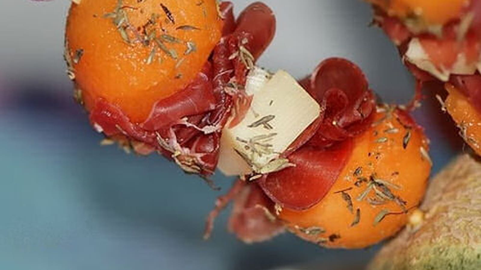 Brochettes de melon, jambon cru et fromage de brebis