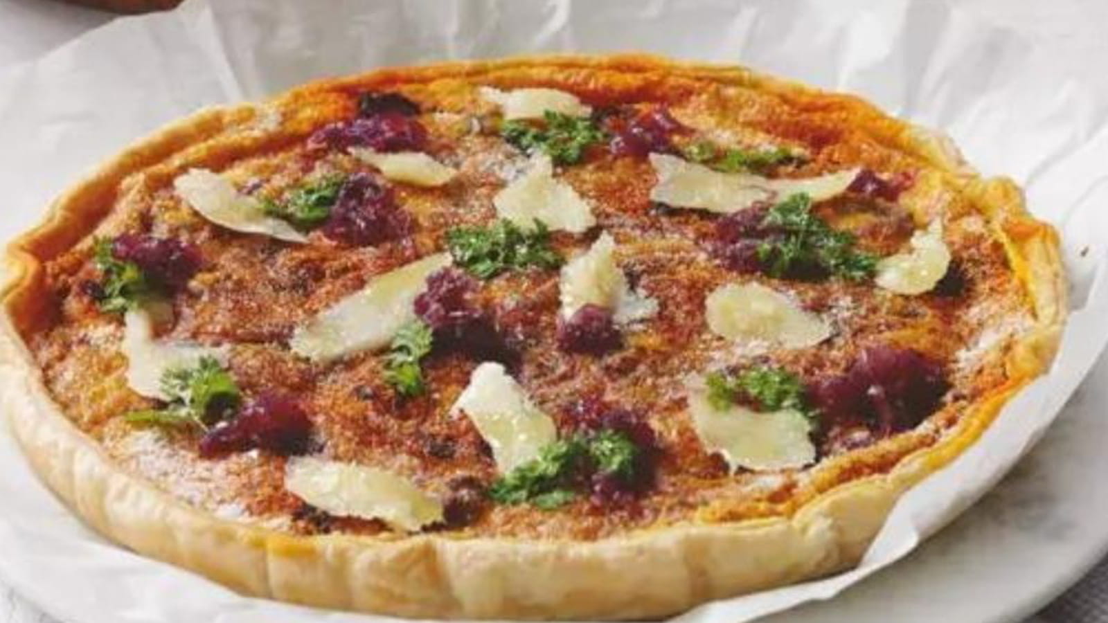 Quiche aux oignons, saucisses et Grana Padano