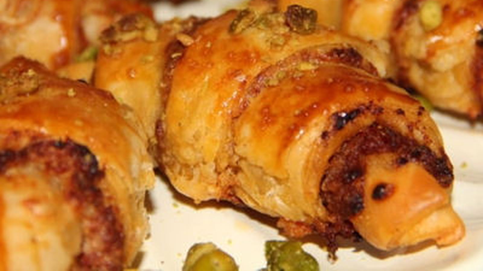 Croissants au pesto rouge, Grana Padano et pistaches concassées