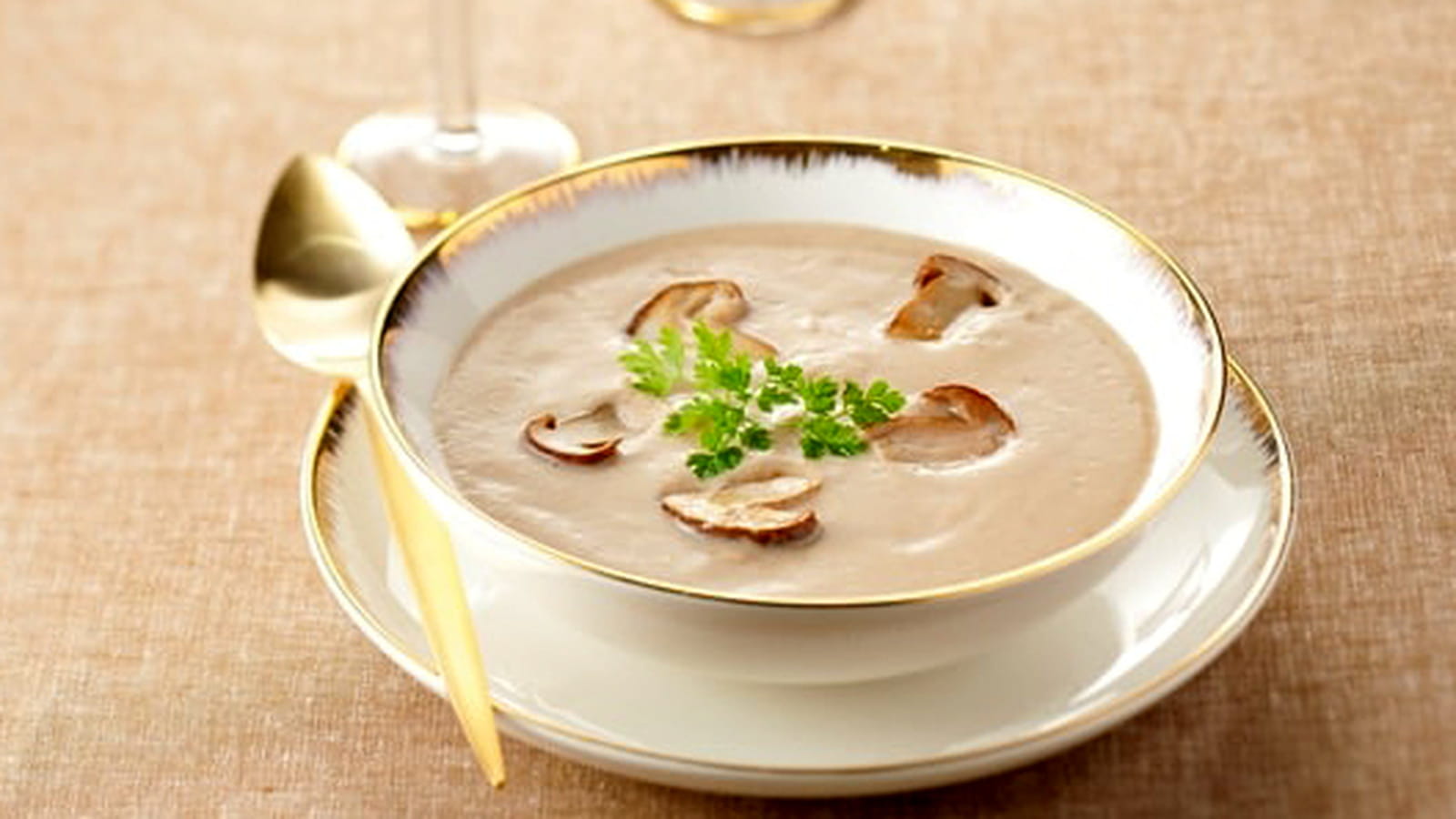 Velouté de châtaignes aux champignons des bois