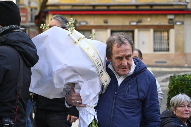Rachida Dati a fait porter une gerbe de fleurs aux obs&egrave;ques d'&Eacute;velyne Leclercq