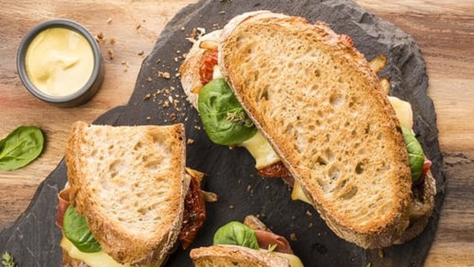 Burger de campagne au jambon cru, tomates confites et pousses d’épinards