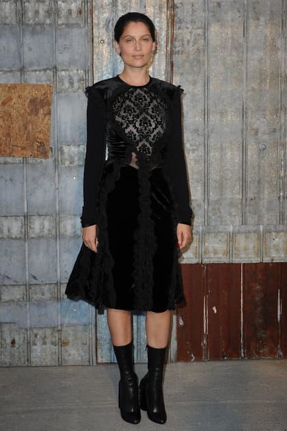 Laetitia Casta en robe midi noire en dentelle et bottines en cuir