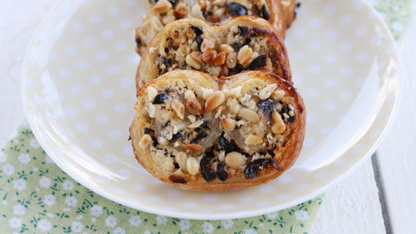 Biscuits palmiers feuilletés au chèvre frais, olives et pignons de pin