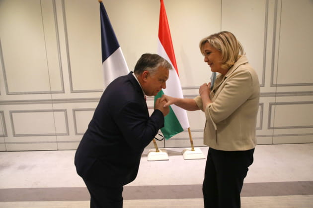 Marine Le Pen se p&acirc;me devant Viktor Orban, Premier ministre de Hongrie