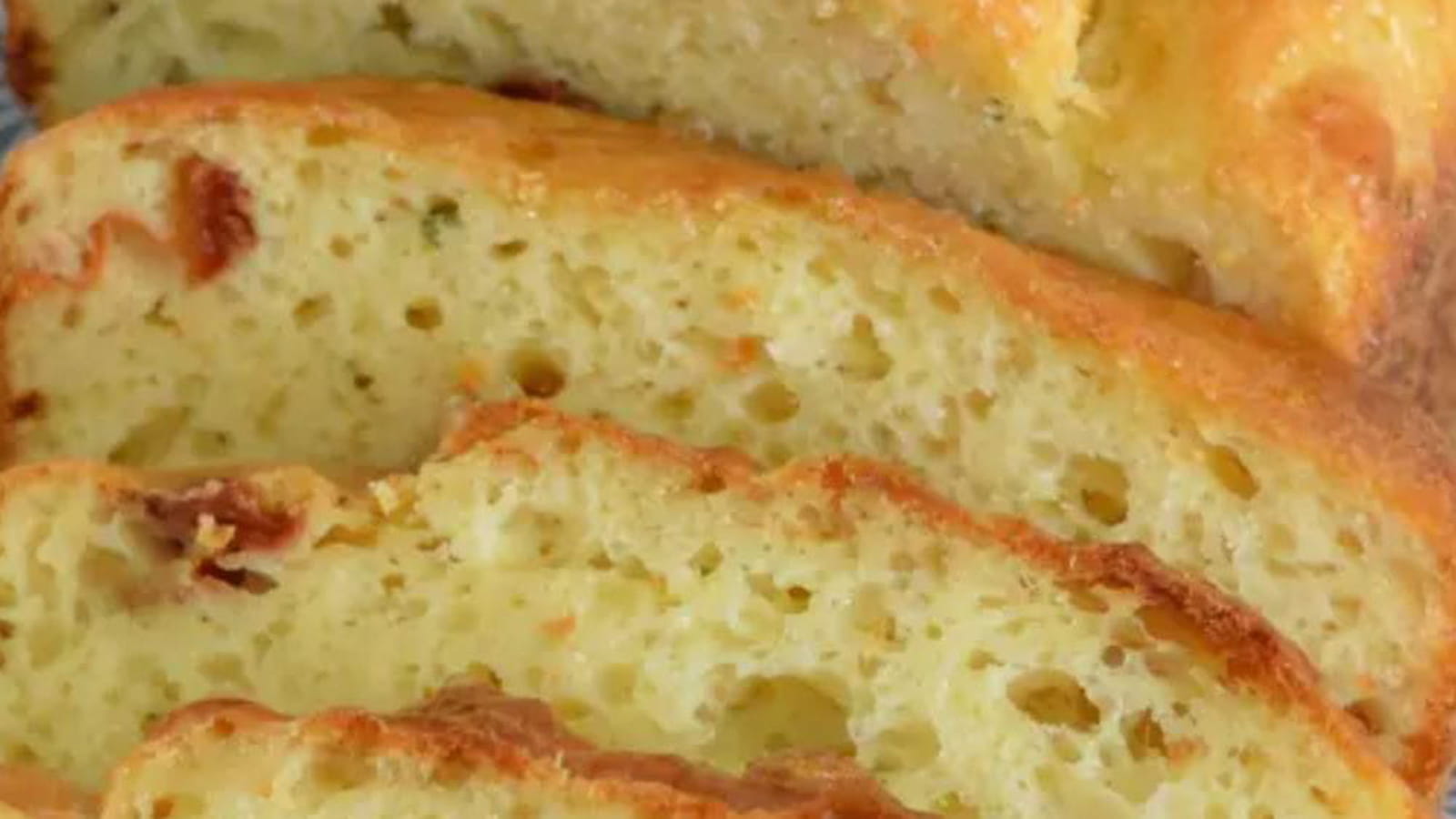 Cake chipolata, tomate séchée et thym
