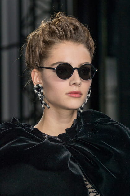 Les lunettes de soleil noires et rondes du d&eacute;fil&eacute; Armani Priv&eacute;
