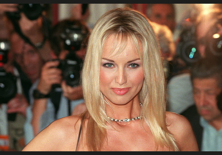 La frange effil&eacute;e d'Adriana Karembeu