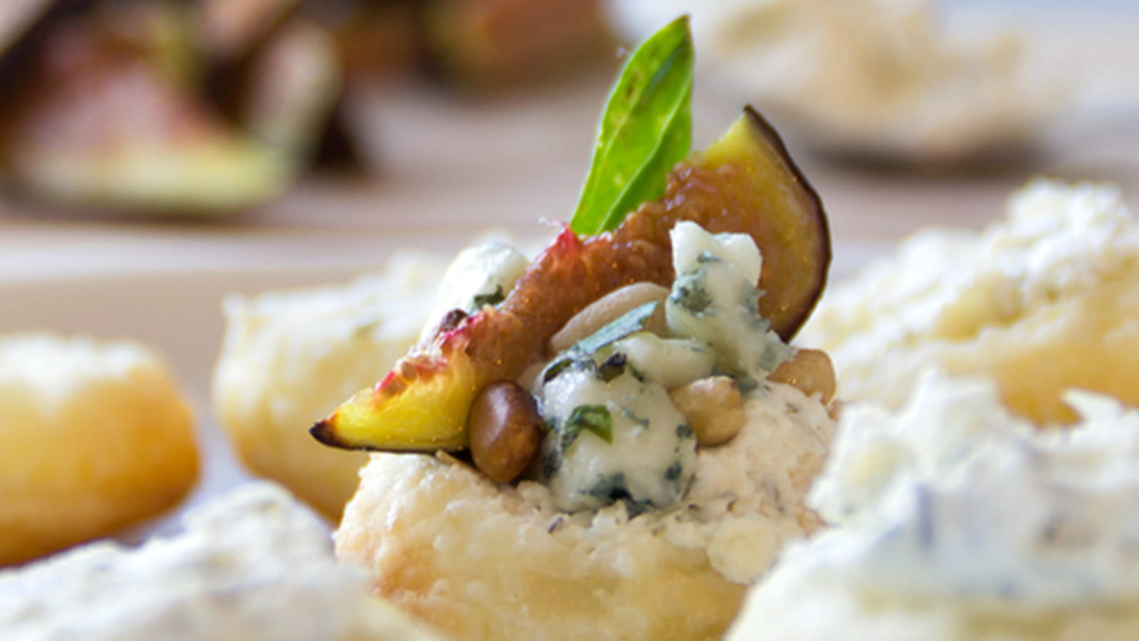 Feuilletés de figues rôties, roquefort et basilic