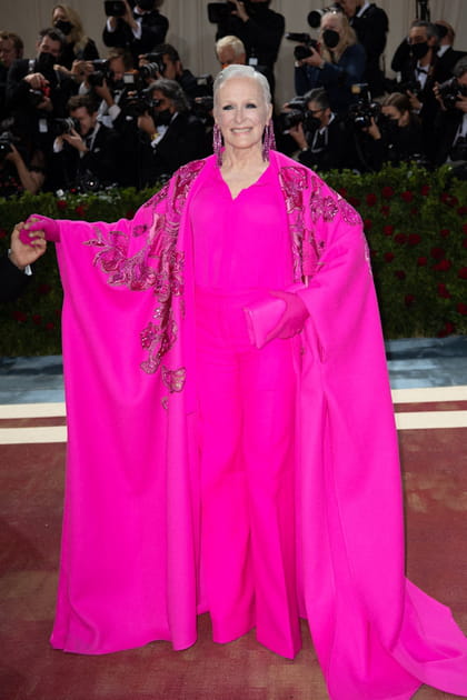 Glenn Close en robe et cape rose fluo