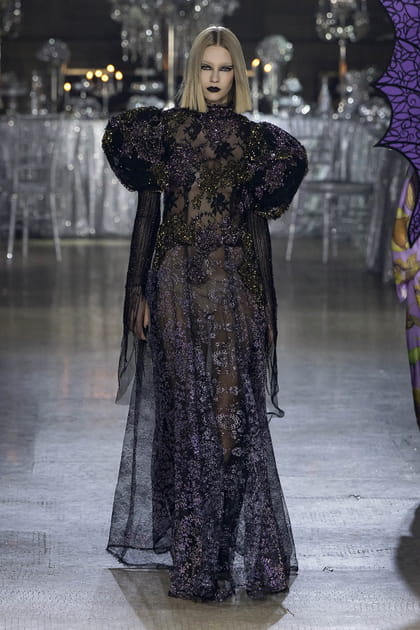 Silhouette Rodarte en robe noire transparente &agrave; &eacute;paulettes bouffantes XXL