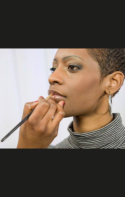 Du gloss prune pour intensifier la bouche