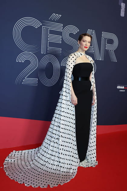 Léa Seydoux en robe noire et cape à pois Louis Vuitton