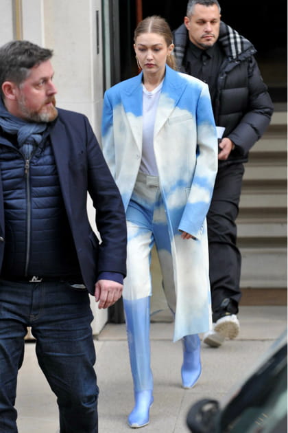 Gigi Hadid en ensemble décoloré