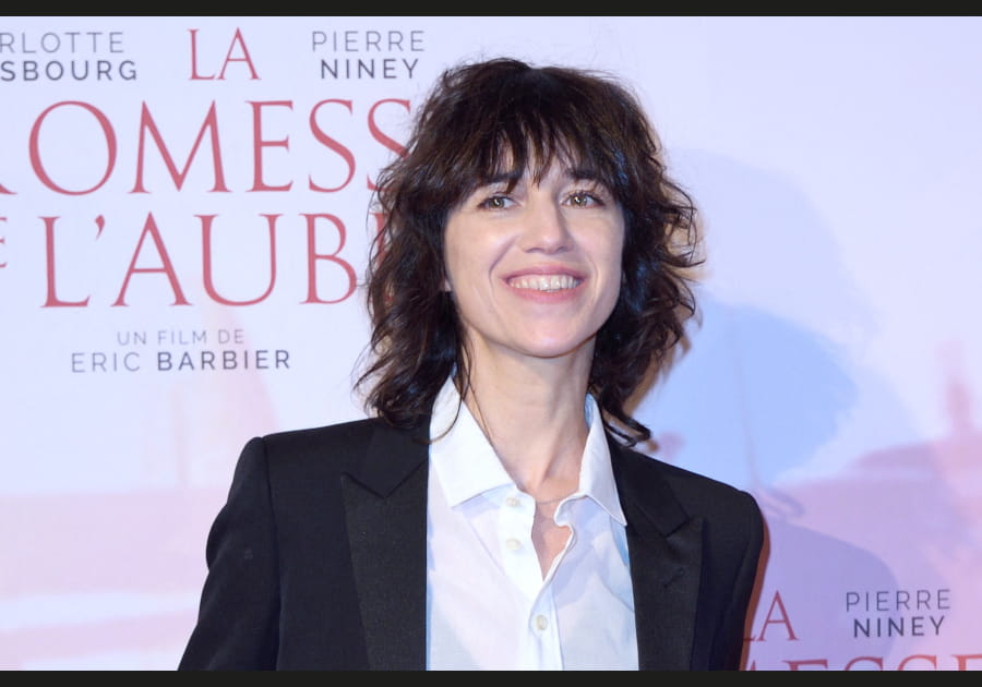 Charlotte Gainsbourg, moderne avec son carr&eacute; boucl&eacute;