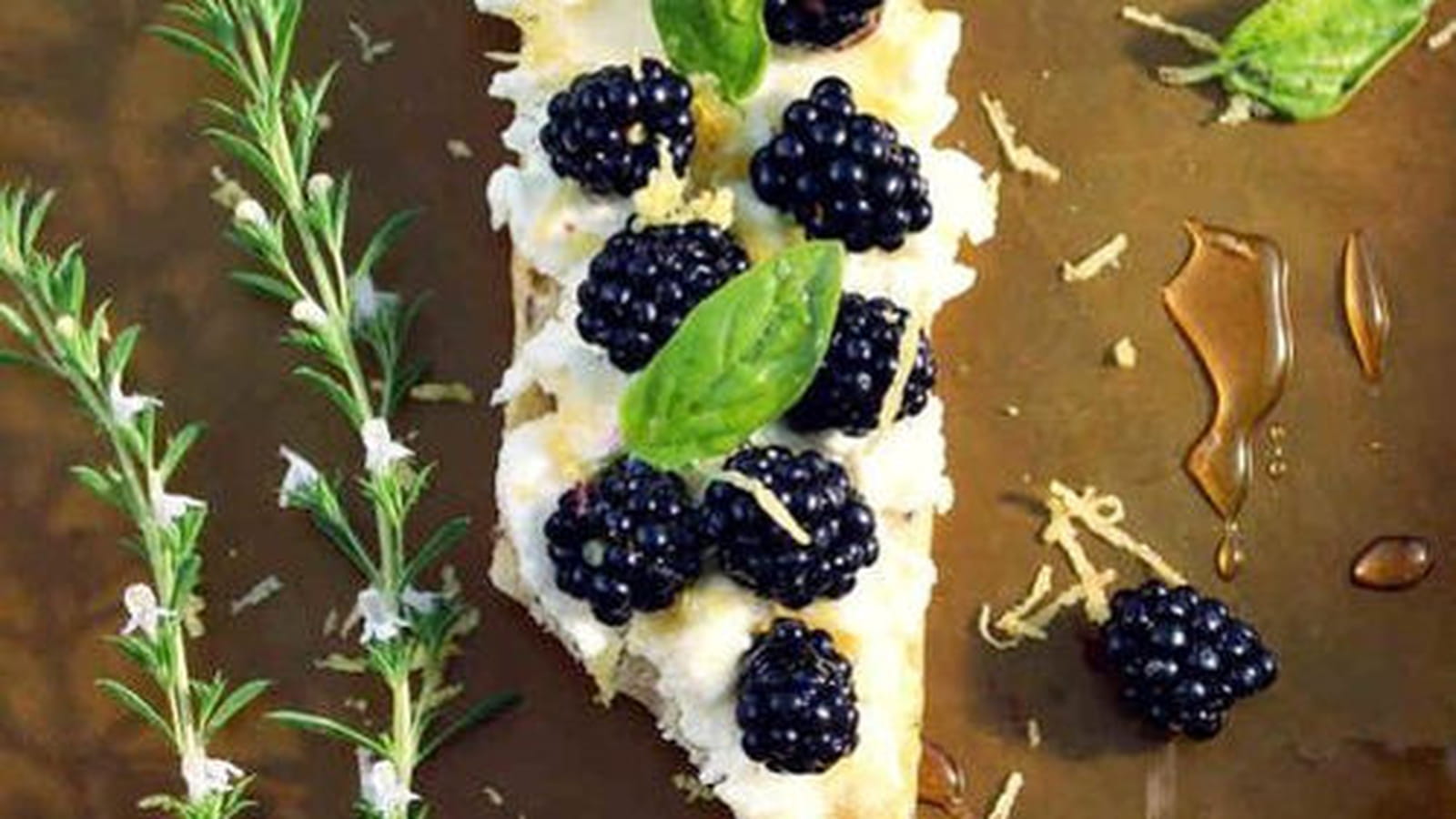 Tartine brousse fraîche de brebis et mûres