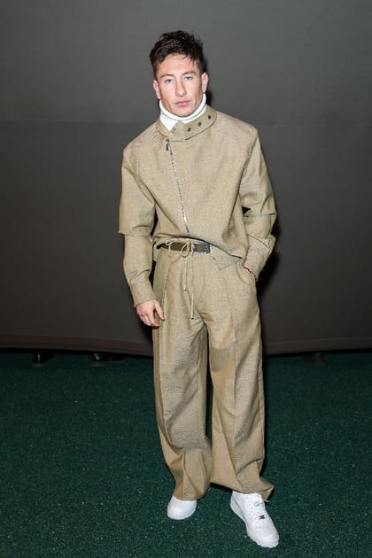 Barry Keoghan en veste zipp&eacute;e et pantalon ample beiges
