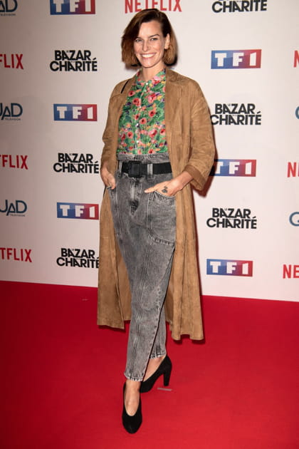 Fauve Hautot en blouse fleurie et manteau camel