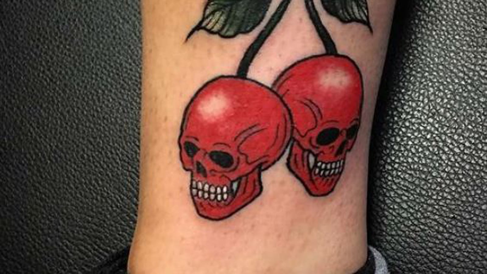 Têtes de mort cerises sur la cheville