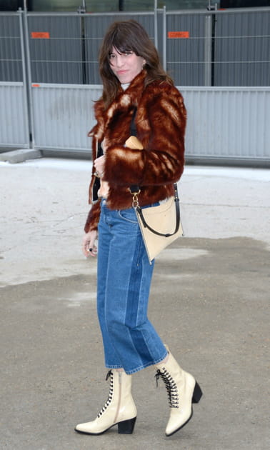 Lou Doillon en jean bicolore et veste de fourrure