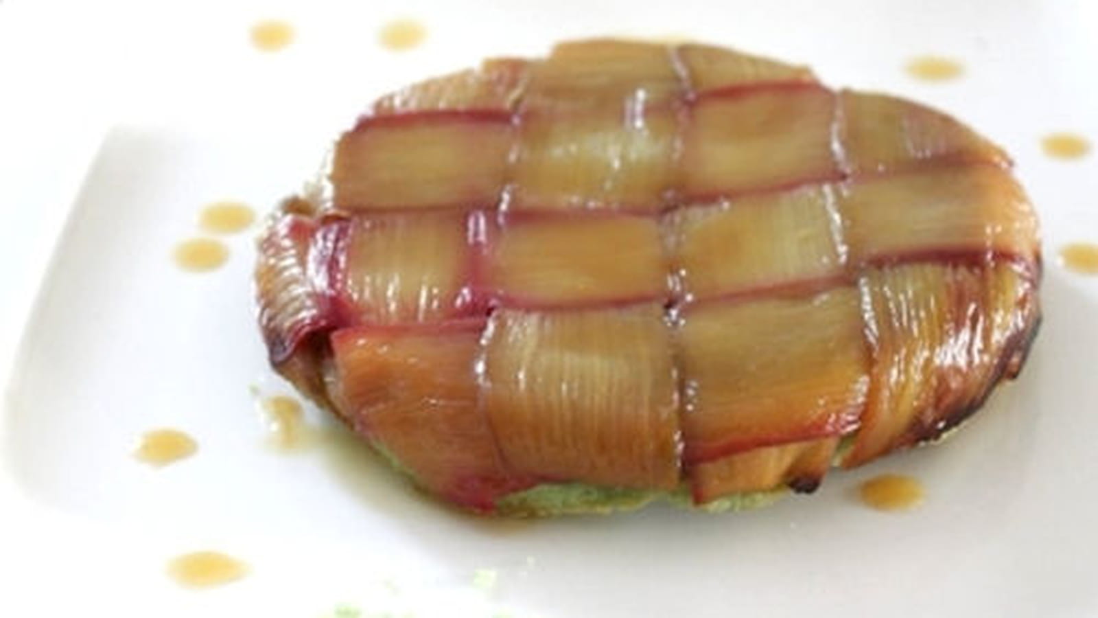 Tarte tatin à la rhubarbe et pâte à la pistache