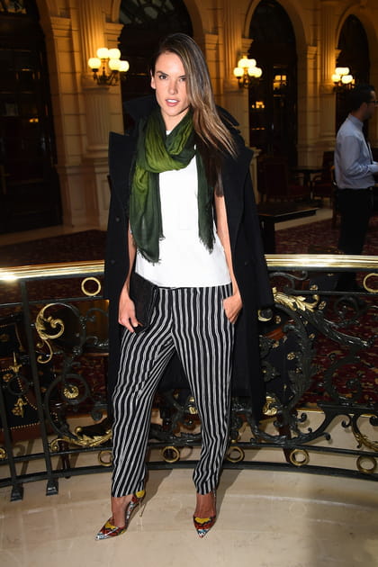 Alessandra Ambrosio au d&eacute;fil&eacute; Balmain