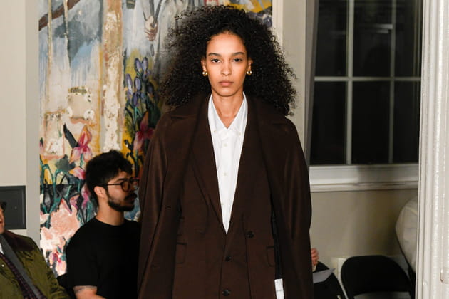 Tailleur chocolat et chemise blanche aper&ccedil;us sur le d&eacute;fil&eacute; A--Company