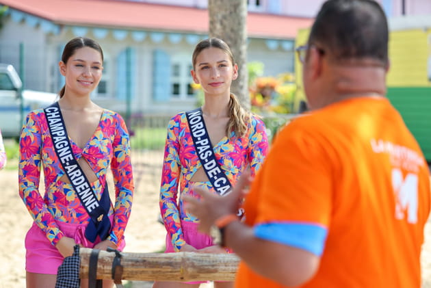 Miss Champagne-Ardenne et Miss Nord-Pas-De-Calais sérieuses pour découvrir la yole