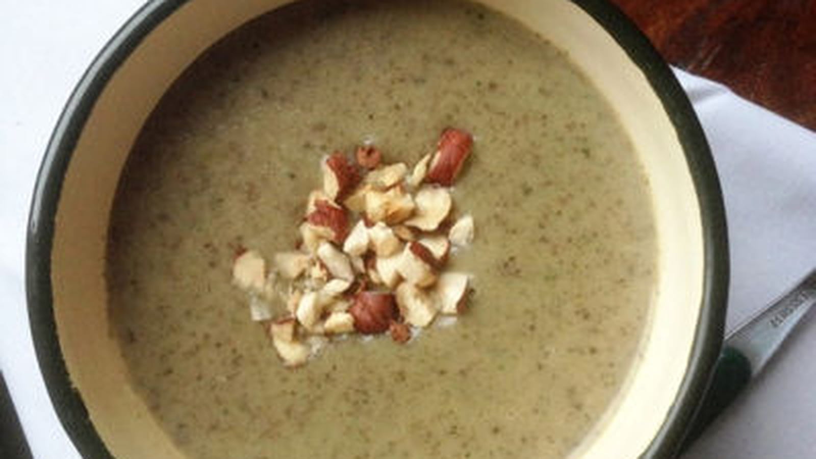 Velouté de champignons au persil et noisettes