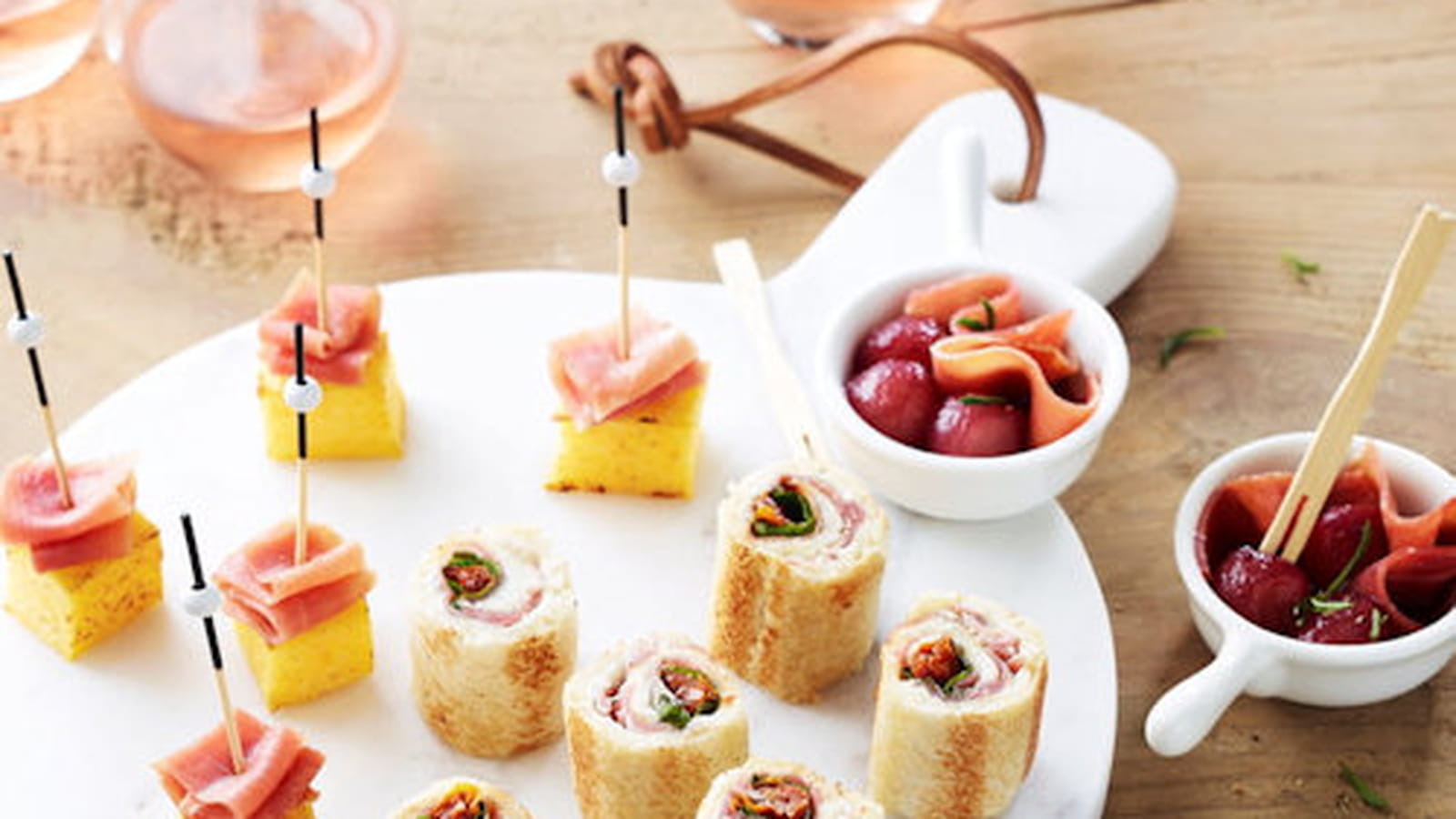 Cassolettes de jambon et poire, Polenta au jambon sec, Rouleaux de pain de mie et jambon