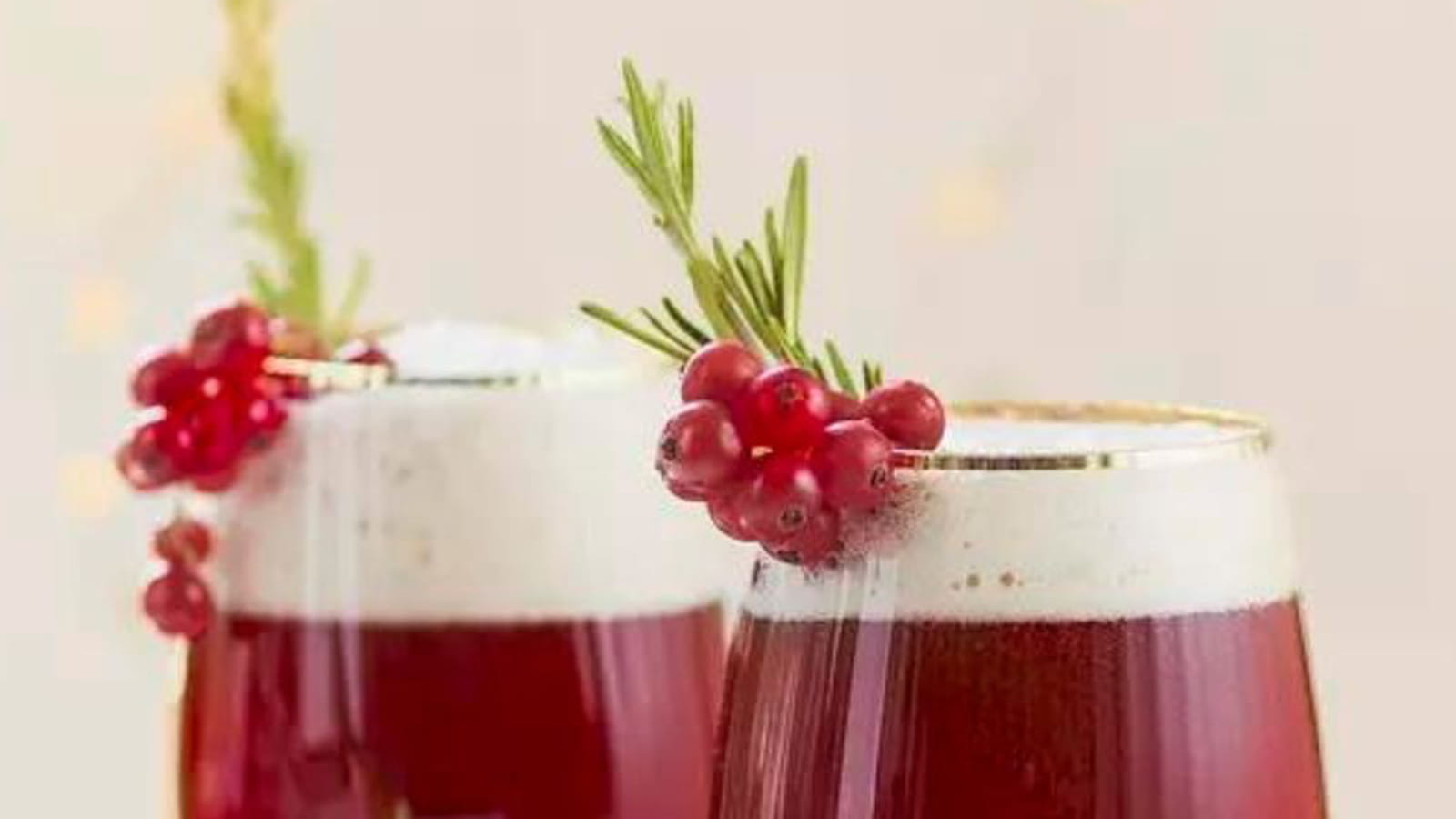 Cocktail à la grenade, groseille et bière de Noël