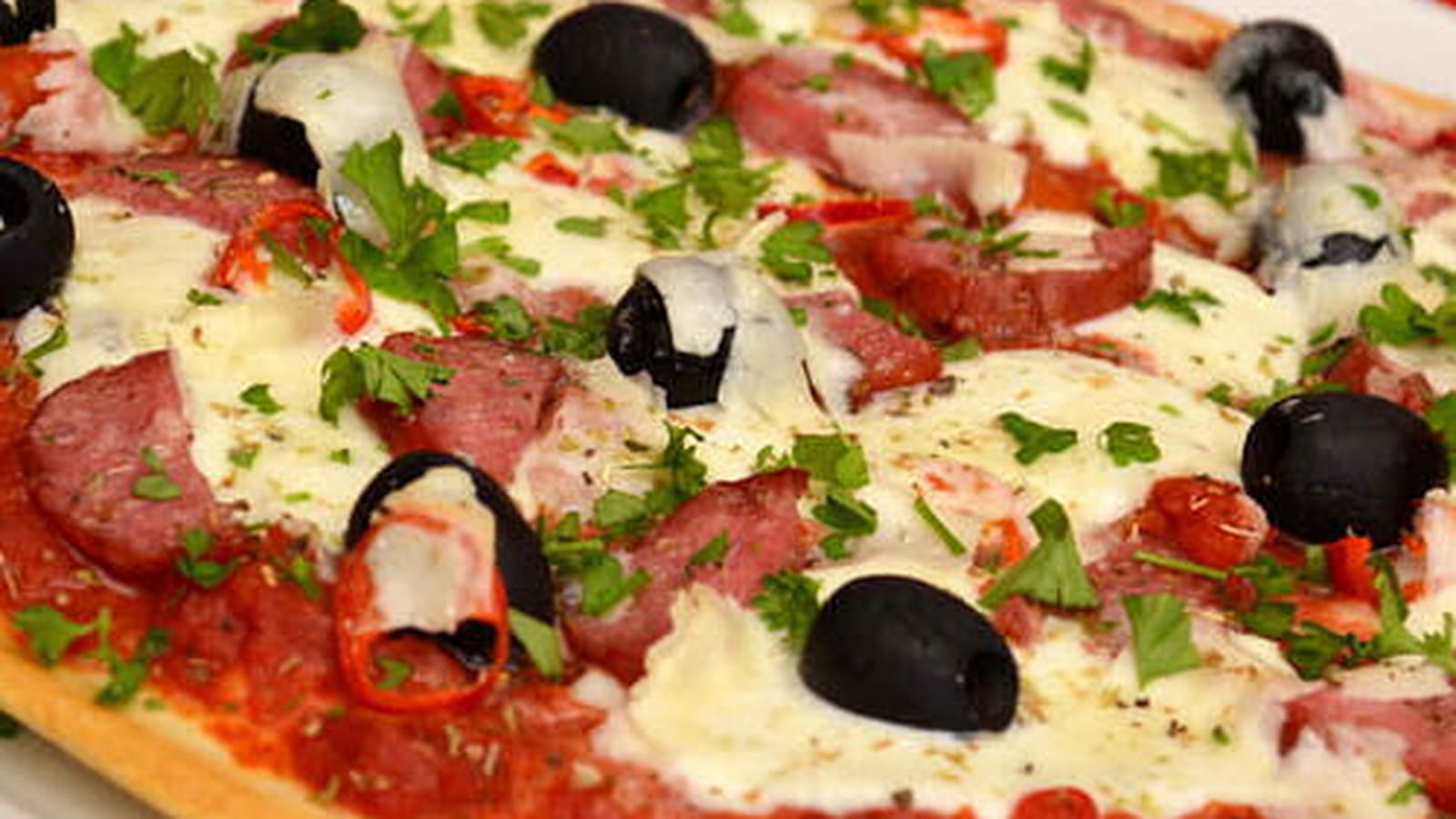 Pizza all'arrabiata, salami piquant et pecorino
