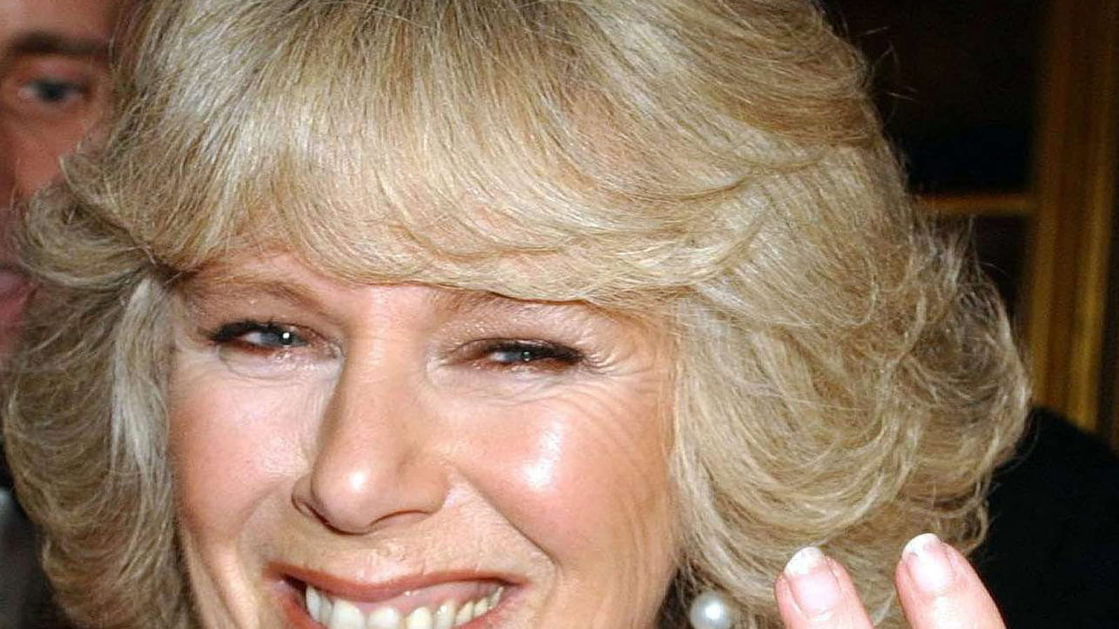Camilla montre sa bague de fiançailles en 2005