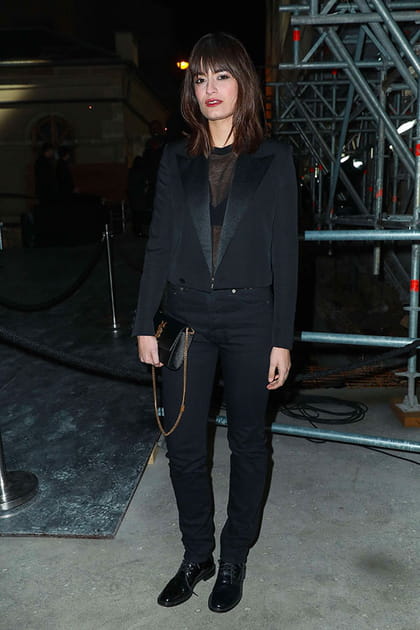 Clara Luciani en costume noir