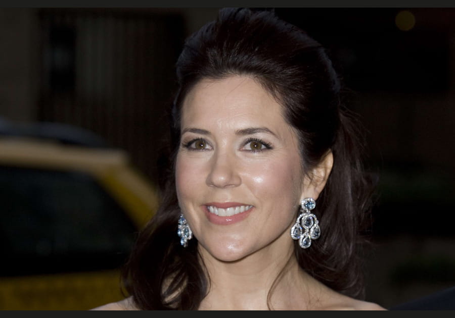 Mary de Danemark, &eacute;l&eacute;gante avec sa coiffure bomb&eacute;e