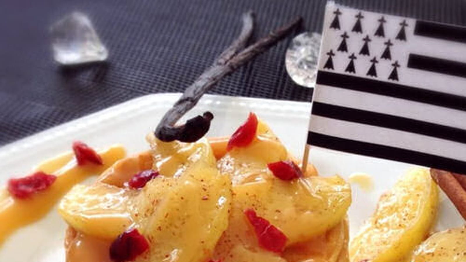 Mille-feuilles de crêpes aux pommes et au caramel beurre salé