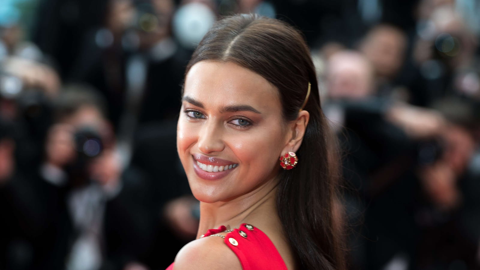 La coiffure avec barrettes d'Irina Shayk