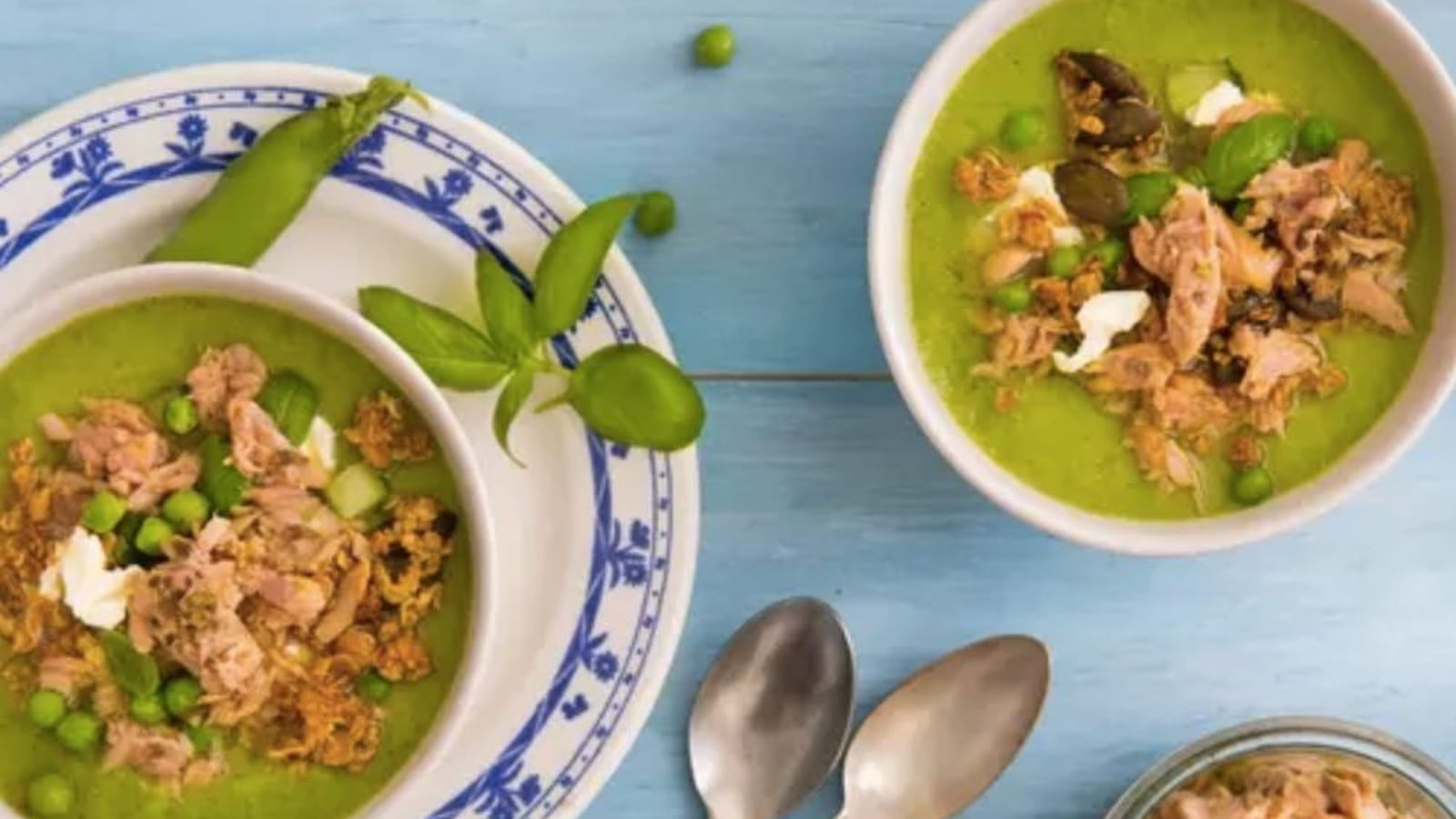 Gaspacho vert, émietté de thon au basilic et granola salé