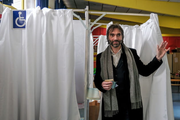 Cédric Villani dans un look décontracté à l'isoloir