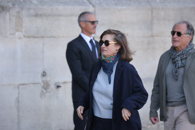 Emmanuelle Devos arrive &agrave; Saint-Sulpice pour les obs&egrave;ques de Nathalie Baye