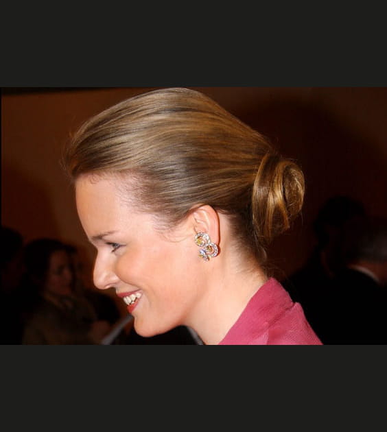 Le chignon enroul&eacute; de Mathilde de Belgique
