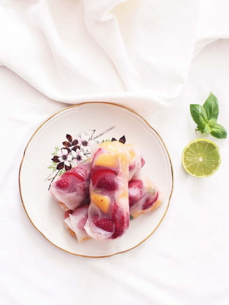 Rouleaux de printemps au melon, fraises et basilic