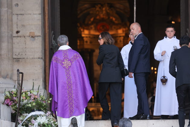 Laura Smet entre dans l'&eacute;glise Saint-Sulpice, pour une messe hommage &agrave; Nathalie Baye