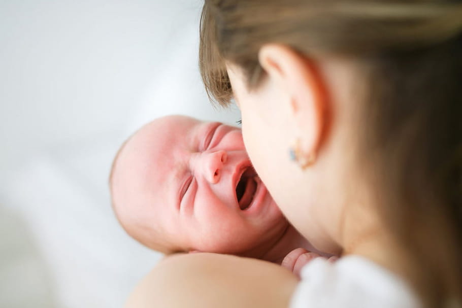 Syndrome du bébé secoué: quelle attitude face à des pleurs prolongés?