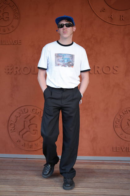 Eddy de Pretto en T-shirt &agrave; imprim&eacute; et pantalon ample noir