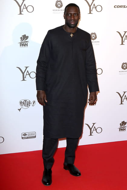 Omar Sy en tunique longue noire