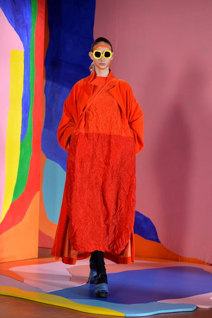 Robe rouge textur&eacute;e aper&ccedil;ue sur le d&eacute;fil&eacute; Daniela Gregis