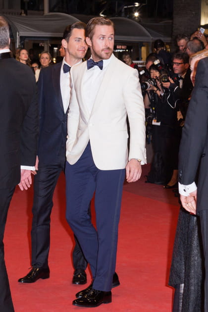 Ryan Gosling en nœud papillon, veste blanche et pantalon bleu