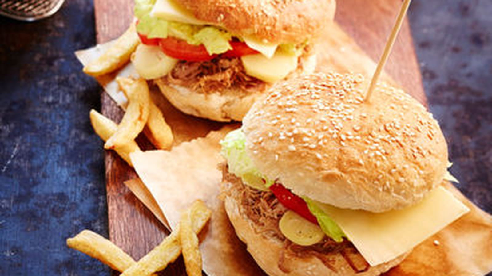 Hamburger au confit de canard, pommes de terre grenaille et fromage Appenzeller