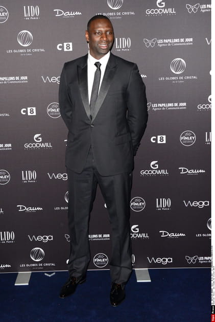 Omar Sy en smoking et cravate noire